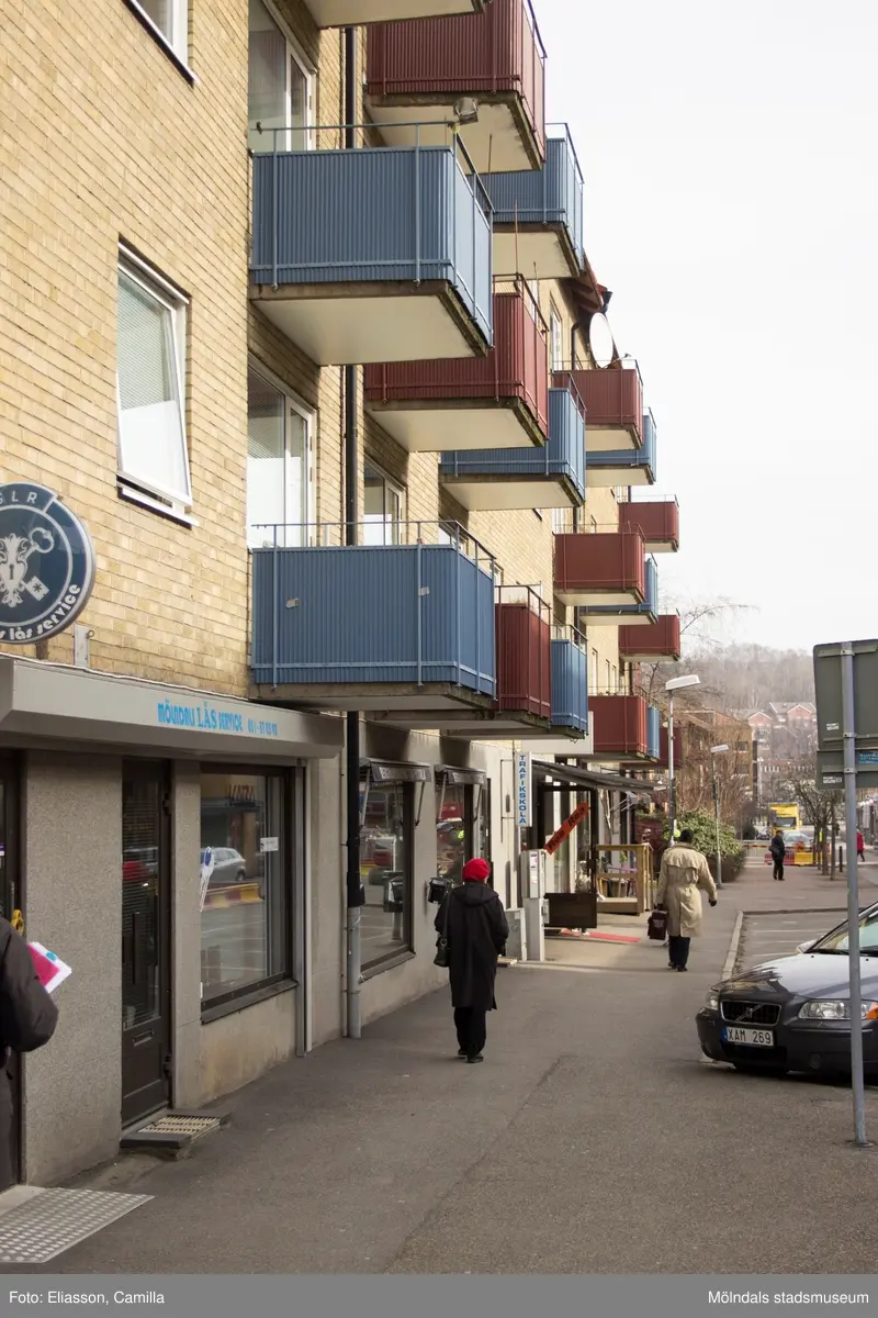Bergmansgatan västerut, år 2015. Bild 1: fastigheten Gråsejen 6 (1), Bergmansgatan. Hörnet mot Storgatan samt en busskur. Bild 2-4: till vänster Gråsejen 6 (1), till höger Hajen 2. Bild 5: Bergmansgatan 22-20. Bild 6: Mölndals Låsservice på Bergmansgatan 22. Bild 7: Café Kaffebubblan på Bergmansgatan 18. Dokumentation av platsen innan rivning och nybyggnation.