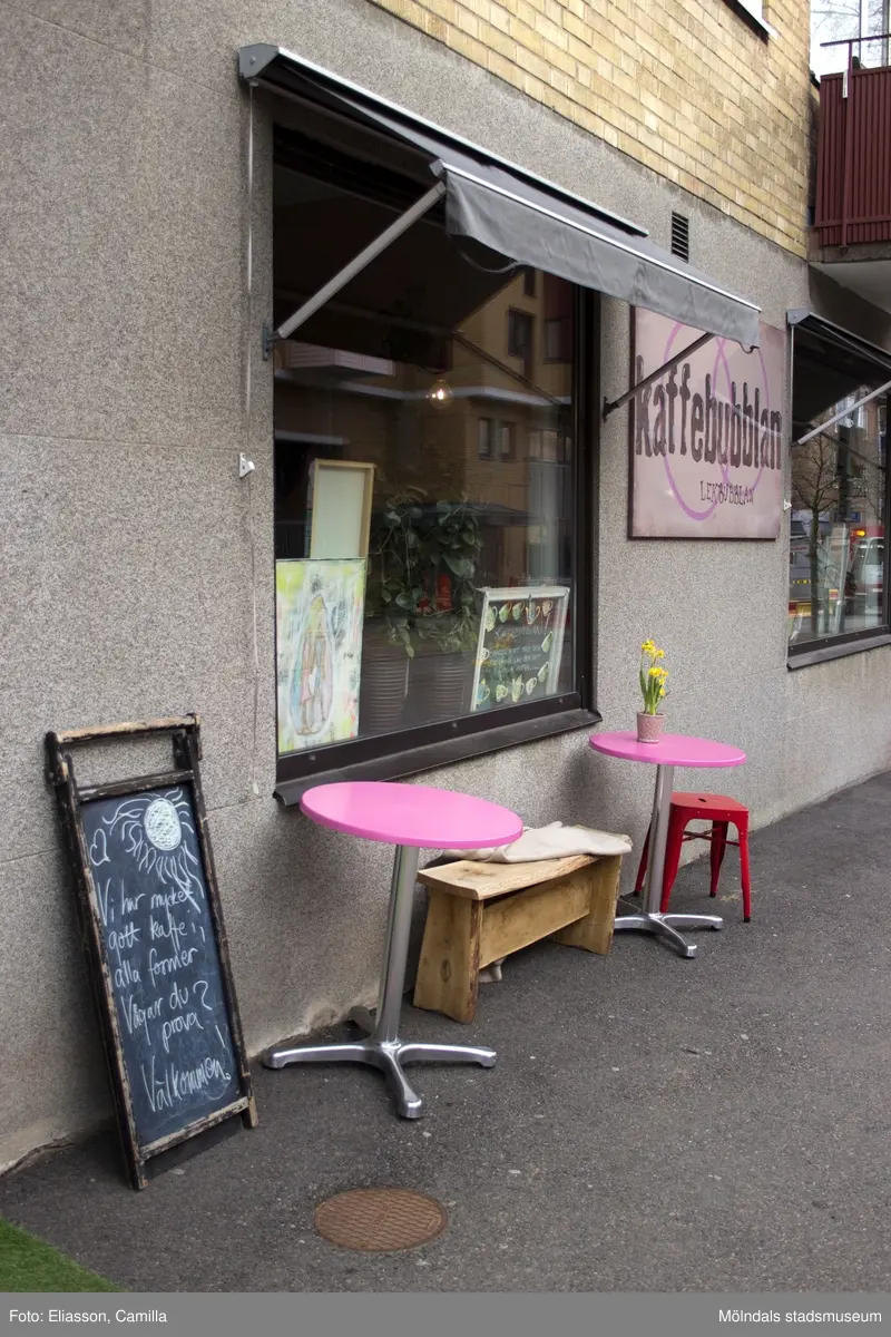Bergmansgatan västerut, år 2015. Bild 1: fastigheten Gråsejen 6 (1), Bergmansgatan. Hörnet mot Storgatan samt en busskur. Bild 2-4: till vänster Gråsejen 6 (1), till höger Hajen 2. Bild 5: Bergmansgatan 22-20. Bild 6: Mölndals Låsservice på Bergmansgatan 22. Bild 7: Café Kaffebubblan på Bergmansgatan 18. Dokumentation av platsen innan rivning och nybyggnation.