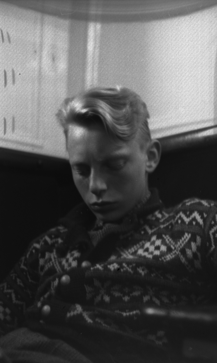 Wilhelm Hatleskog og Finn Johannessen på motorsykkeltur mellom Tau og Fiskå. Det er bilder fra en flokk med lam og sauer, en gård, et passasjerskip og landskapet. Wilhelm Hatleskog er på bilde 10 og 12 og Finn Johannessen er på bilde 5, 15 og 16.