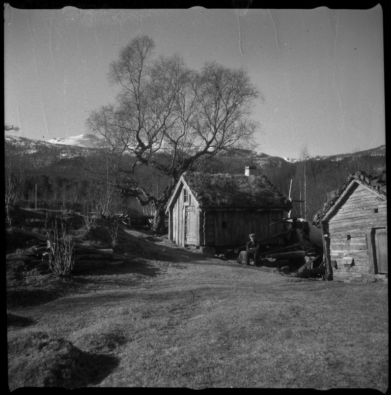 Frida Johannessen og familien Øyane ved noen gamle hus i Kvilldal. Det er også bilder av en guttegjeng på ski i Kvilldalsdalen og utsikten mot Kvilldal i Suldal.