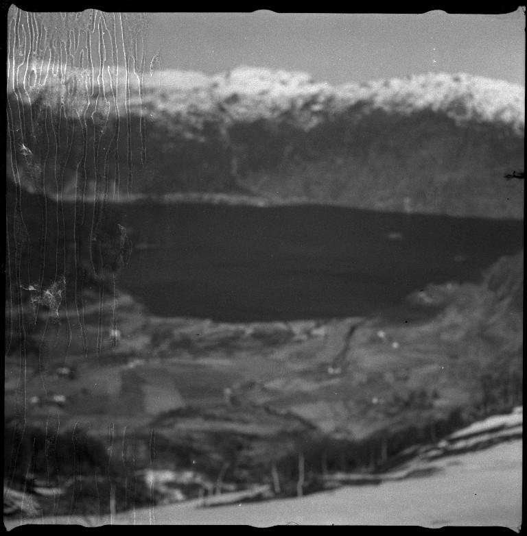 Frida Johannessen og familien Øyane ved noen gamle hus i Kvilldal. Det er også bilder av en guttegjeng på ski i Kvilldalsdalen og utsikten mot Kvilldal i Suldal.