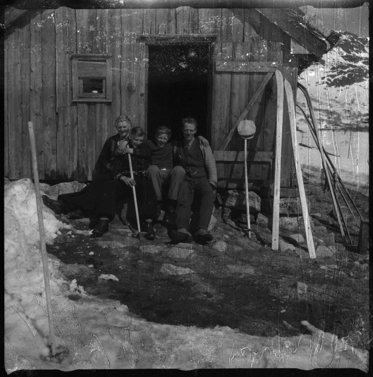 Frida Johannessen og familien Øyane ved noen gamle hus i Kvilldal. Det er også bilder av en guttegjeng på ski i Kvilldalsdalen og utsikten mot Kvilldal i Suldal.