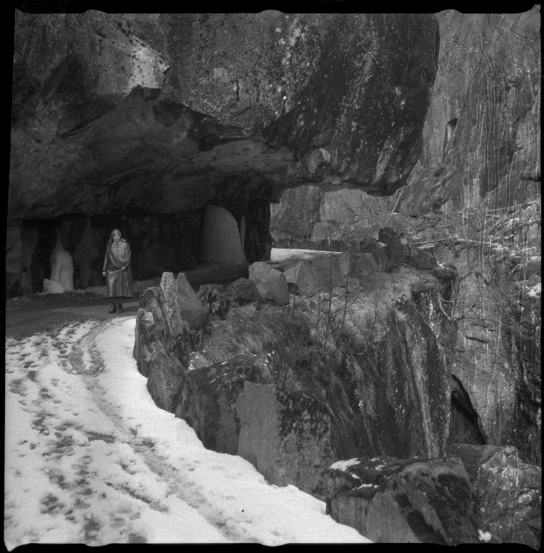 Frida Johannessen og familien Øyane ved noen gamle hus i Kvilldal. Det er også bilder av en guttegjeng på ski i Kvilldalsdalen og utsikten mot Kvilldal i Suldal.