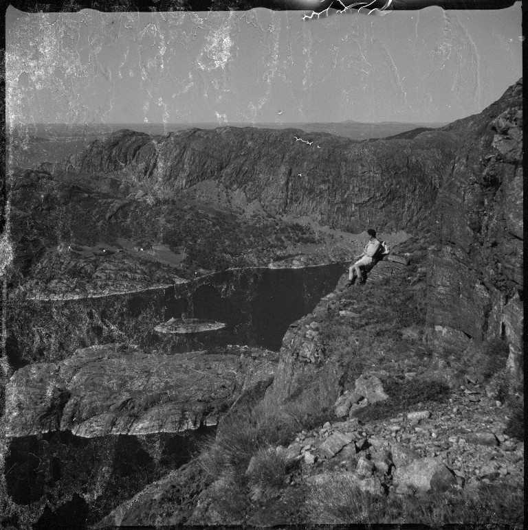 Lindtner på fjellet Vikastakken, sør for Vika i Lysefjorden. Det er utsikt til Bergsholmen på de to første bildene, og ut fjorden på det siste bildet.