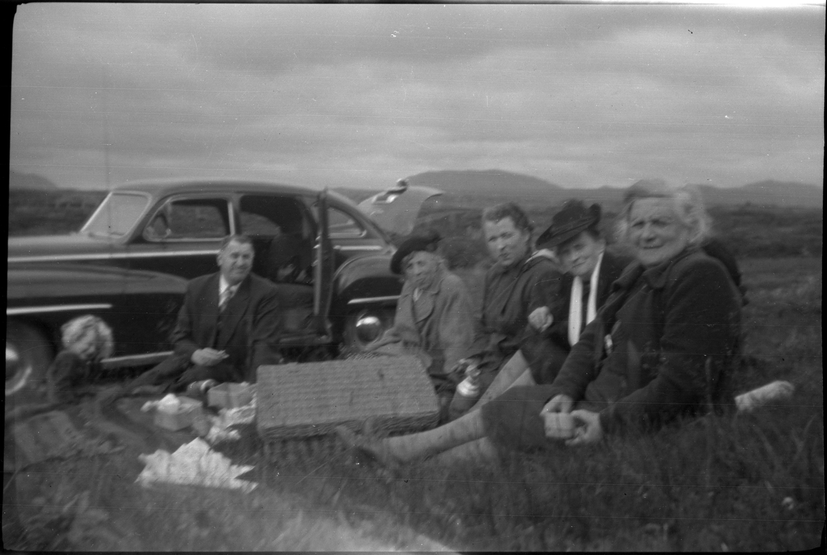 Frida Johannessen sammen med et turfølge på Island. Det er bilder fra pikniker og gåturer. Frida Johannessen er på alle bildene, bl.a. til venstre på bilde nr. 1.