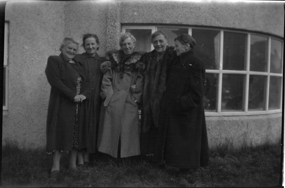 Frida Johannessen sammen med et turfølge på Island. Det er bilder fra pikniker og gåturer. Frida Johannessen er på alle bildene, bl.a. til venstre på bilde nr. 1.