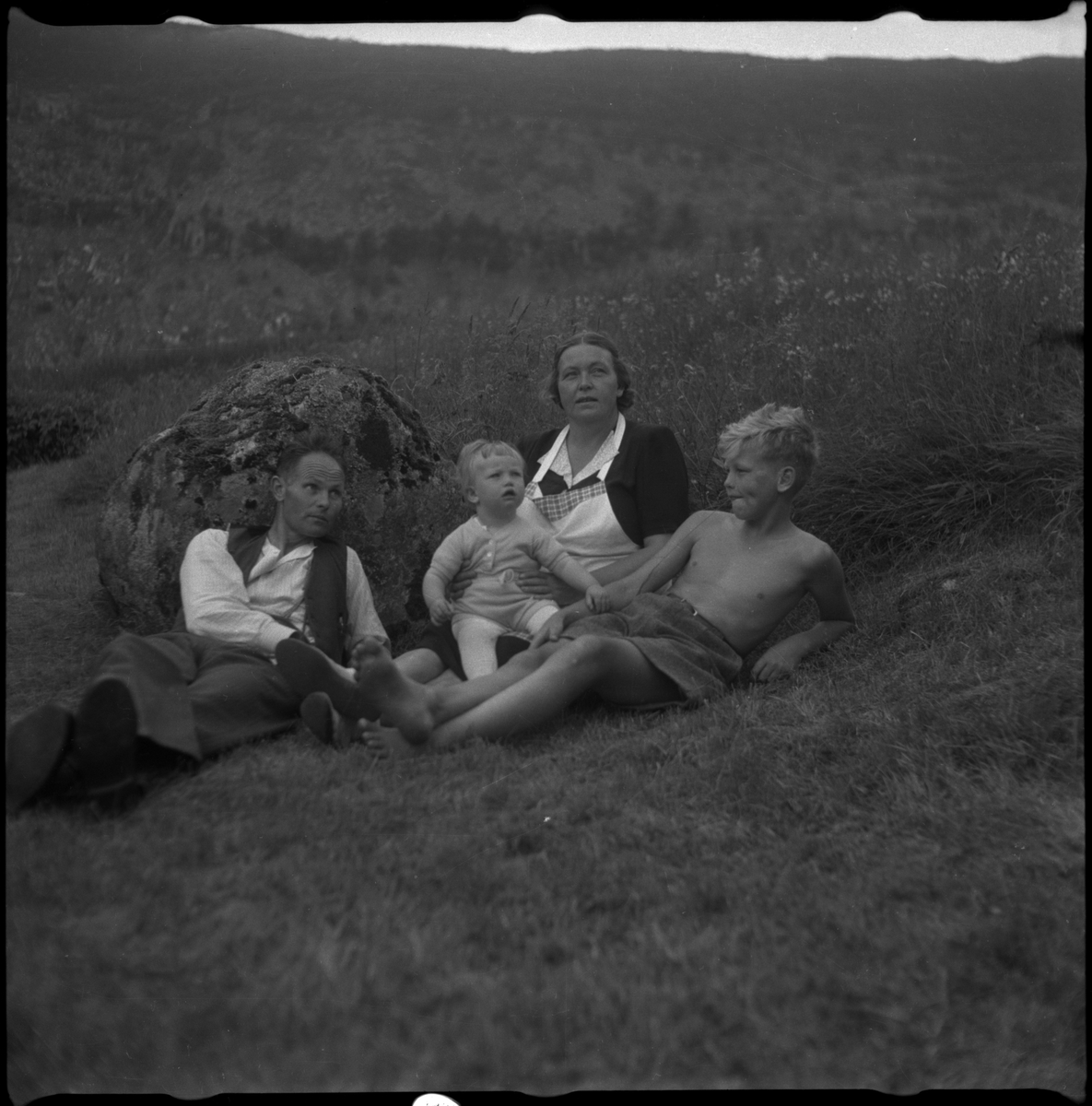 Bilder av familien Skjold fra Sauda i en hage og Oddvar Skjold som gutt på tur ved flere hytter og jettegryter i fjellet.