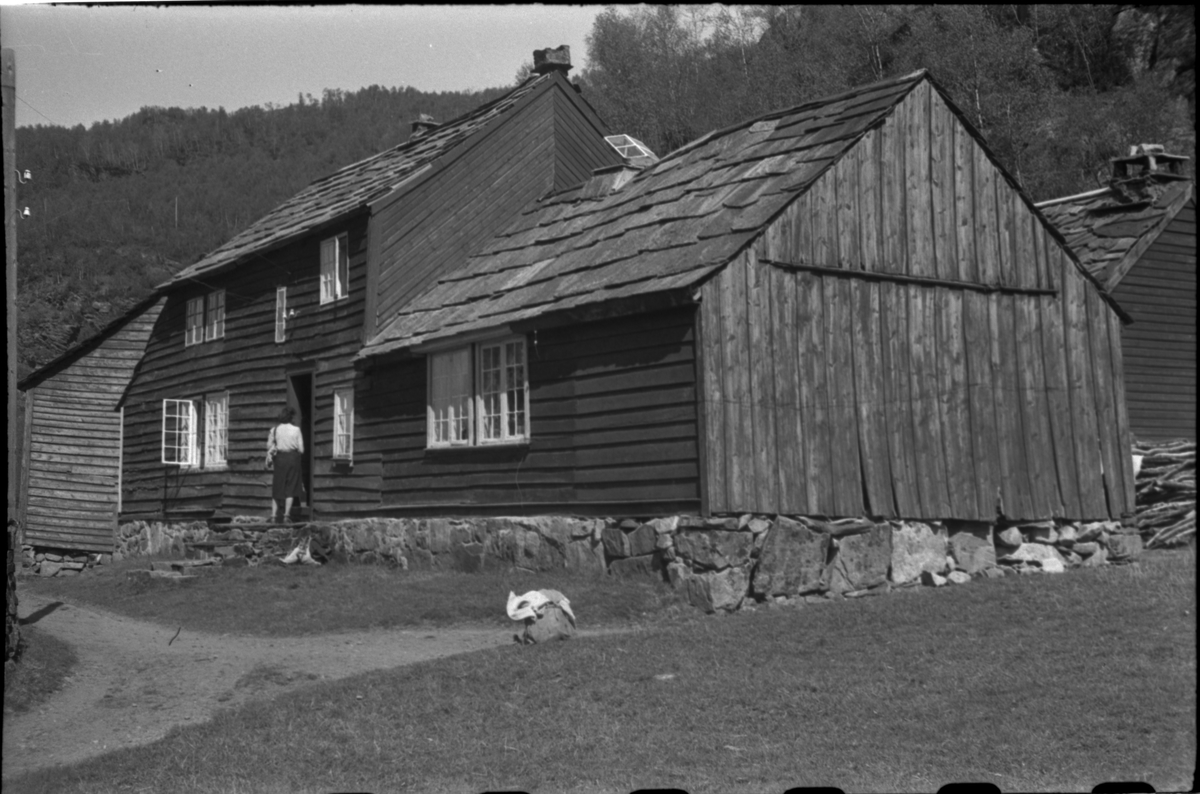 Flere bilder av landskapet, stratigrafi og gårder på Vadla ved Jøsenfjorden. Det er også bilder av folk på Vadla, blant annet Frida Johannessen på bilde nr. 2, 30, 31, 34 og sammen med Paul Johannessen på bilde nr. 35.