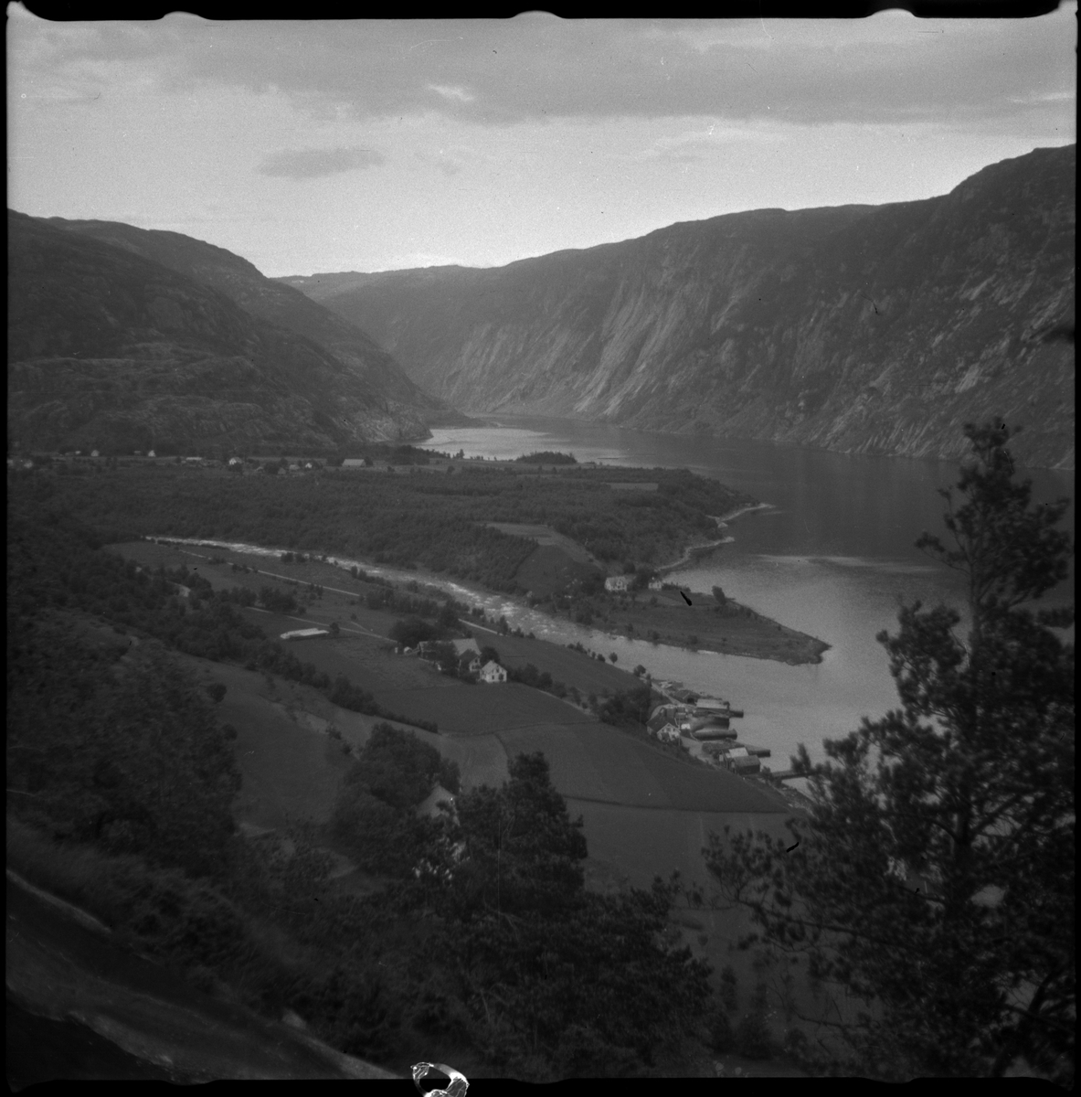 Bilder av familien Skjold fra Sauda i en hage og Oddvar Skjold som gutt på tur ved flere hytter og jettegryter i fjellet.