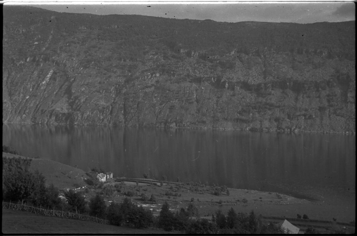 Flere bilder av landskapet, stratigrafi og gårder på Vadla ved Jøsenfjorden. Det er også bilder av folk på Vadla, blant annet Frida Johannessen på bilde nr. 2, 30, 31, 34 og sammen med Paul Johannessen på bilde nr. 35.