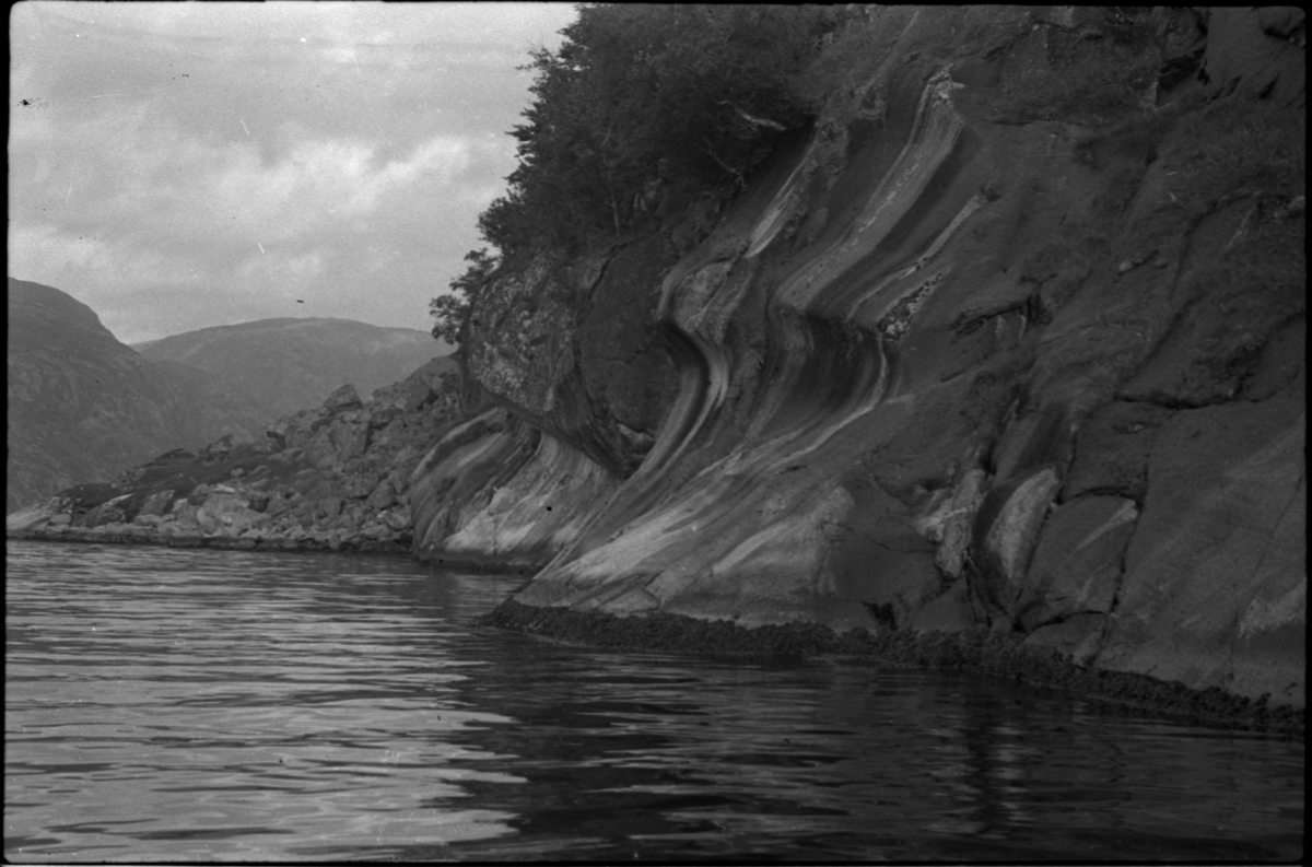 Bilder av skuringsstriper i bergene ved Vadla i Jøsenfjorden (bilde 1-4), Aslaug Skjold fra Sauda (bilde 5), Frida og Paul Johannessen på tur ved Indre Eidane i Jøsenfjorden (bilde 6-13), gården Vadla, ved Jøsenfjorden (bilde 14), Espedalen og Helle ved Høgsfjorden (bilde 15-17), en mann, muligens Erik Nesheim, som sitter utenfor hytta si på Helle (bilde 18-19) og sandtak på Vadla og sandterasse ved Ørekvam, nord for Vadla.