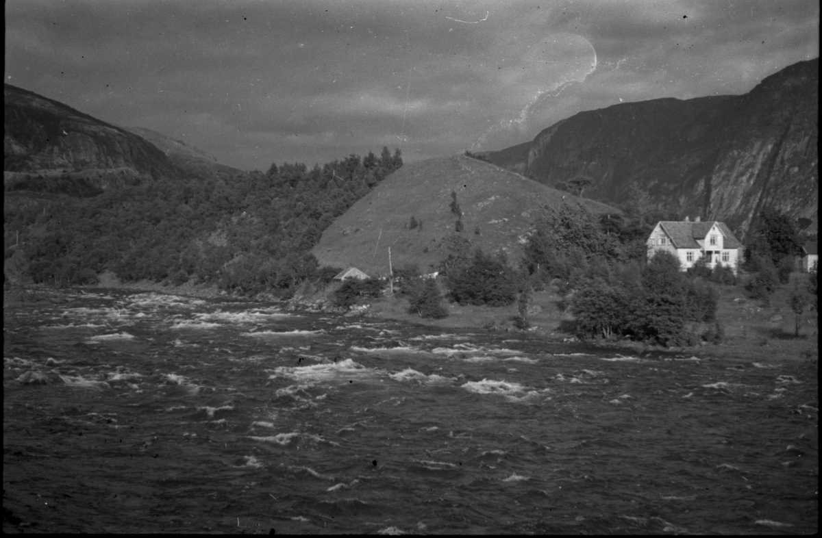 Flere bilder av landskapet, stratigrafi og gårder på Vadla ved Jøsenfjorden. Det er også bilder av folk på Vadla, blant annet Frida Johannessen på bilde nr. 2, 30, 31, 34 og sammen med Paul Johannessen på bilde nr. 35.