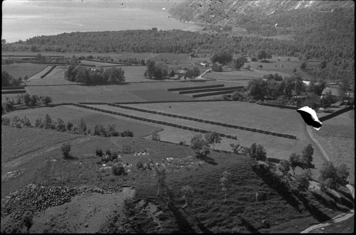 Flere bilder av landskapet, stratigrafi og gårder på Vadla ved Jøsenfjorden. Det er også bilder av folk på Vadla, blant annet Frida Johannessen på bilde nr. 2, 30, 31, 34 og sammen med Paul Johannessen på bilde nr. 35.