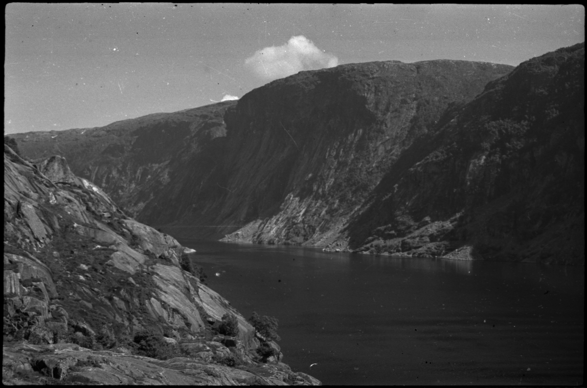 Flere bilder av landskapet, stratigrafi og gårder på Vadla ved Jøsenfjorden. Det er også bilder av folk på Vadla, blant annet Frida Johannessen på bilde nr. 2, 30, 31, 34 og sammen med Paul Johannessen på bilde nr. 35.