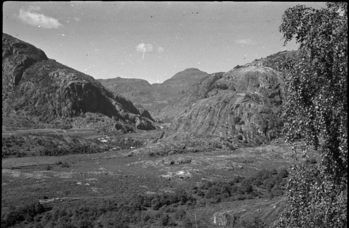 Flere bilder av landskapet, stratigrafi og gårder på Vadla ved Jøsenfjorden. Det er også bilder av folk på Vadla, blant annet Frida Johannessen på bilde nr. 2, 30, 31, 34 og sammen med Paul Johannessen på bilde nr. 35.