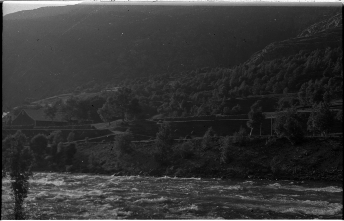 Flere bilder av landskapet, stratigrafi og gårder på Vadla ved Jøsenfjorden. Det er også bilder av folk på Vadla, blant annet Frida Johannessen på bilde nr. 2, 30, 31, 34 og sammen med Paul Johannessen på bilde nr. 35.