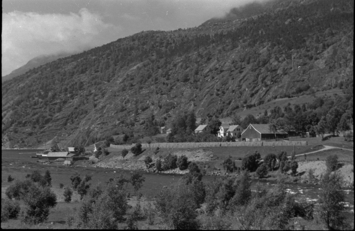 Bilder av skuringsstriper i bergene ved Vadla i Jøsenfjorden (bilde 1-4), Aslaug Skjold fra Sauda (bilde 5), Frida og Paul Johannessen på tur ved Indre Eidane i Jøsenfjorden (bilde 6-13), gården Vadla, ved Jøsenfjorden (bilde 14), Espedalen og Helle ved Høgsfjorden (bilde 15-17), en mann, muligens Erik Nesheim, som sitter utenfor hytta si på Helle (bilde 18-19) og sandtak på Vadla og sandterasse ved Ørekvam, nord for Vadla.