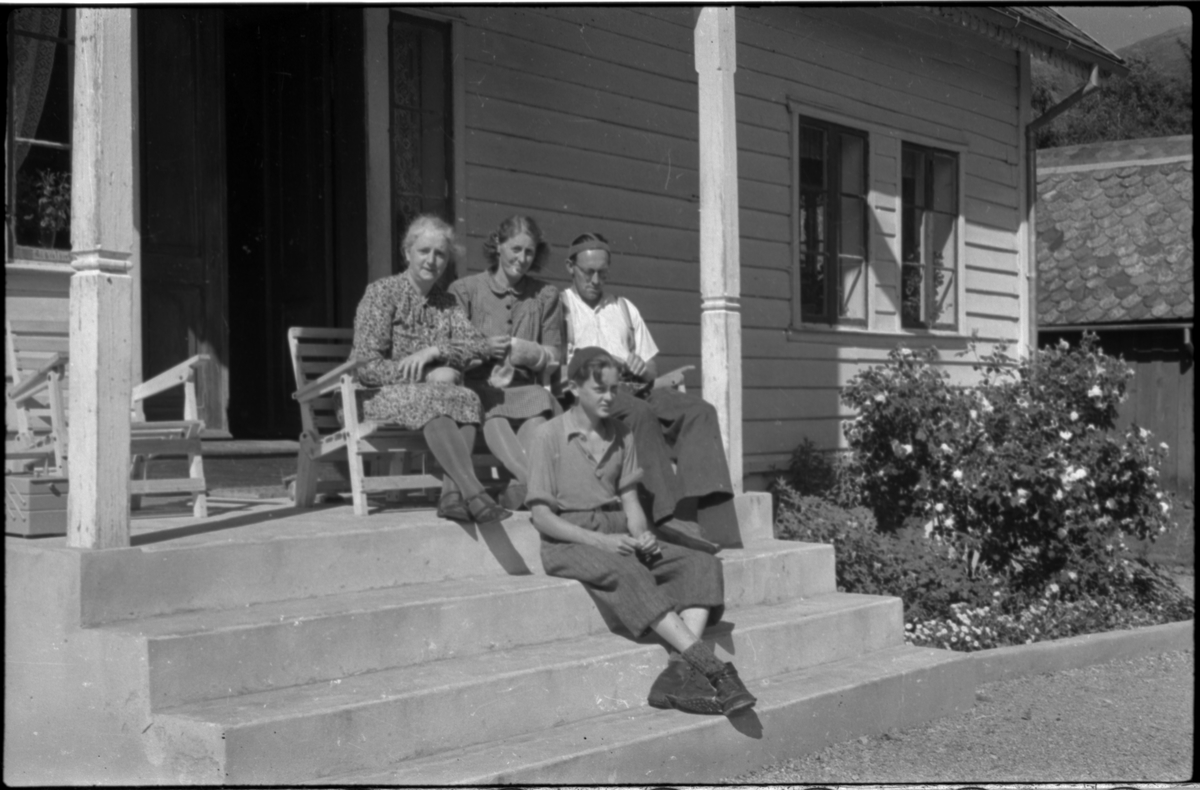 Flere bilder av landskapet, stratigrafi og gårder på Vadla ved Jøsenfjorden. Det er også bilder av folk på Vadla, blant annet Frida Johannessen på bilde nr. 2, 30, 31, 34 og sammen med Paul Johannessen på bilde nr. 35.