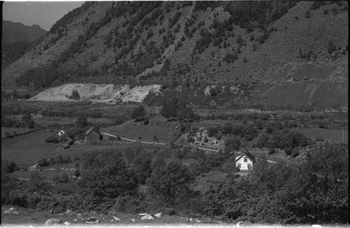 Bilder av skuringsstriper i bergene ved Vadla i Jøsenfjorden (bilde 1-4), Aslaug Skjold fra Sauda (bilde 5), Frida og Paul Johannessen på tur ved Indre Eidane i Jøsenfjorden (bilde 6-13), gården Vadla, ved Jøsenfjorden (bilde 14), Espedalen og Helle ved Høgsfjorden (bilde 15-17), en mann, muligens Erik Nesheim, som sitter utenfor hytta si på Helle (bilde 18-19) og sandtak på Vadla og sandterasse ved Ørekvam, nord for Vadla.
