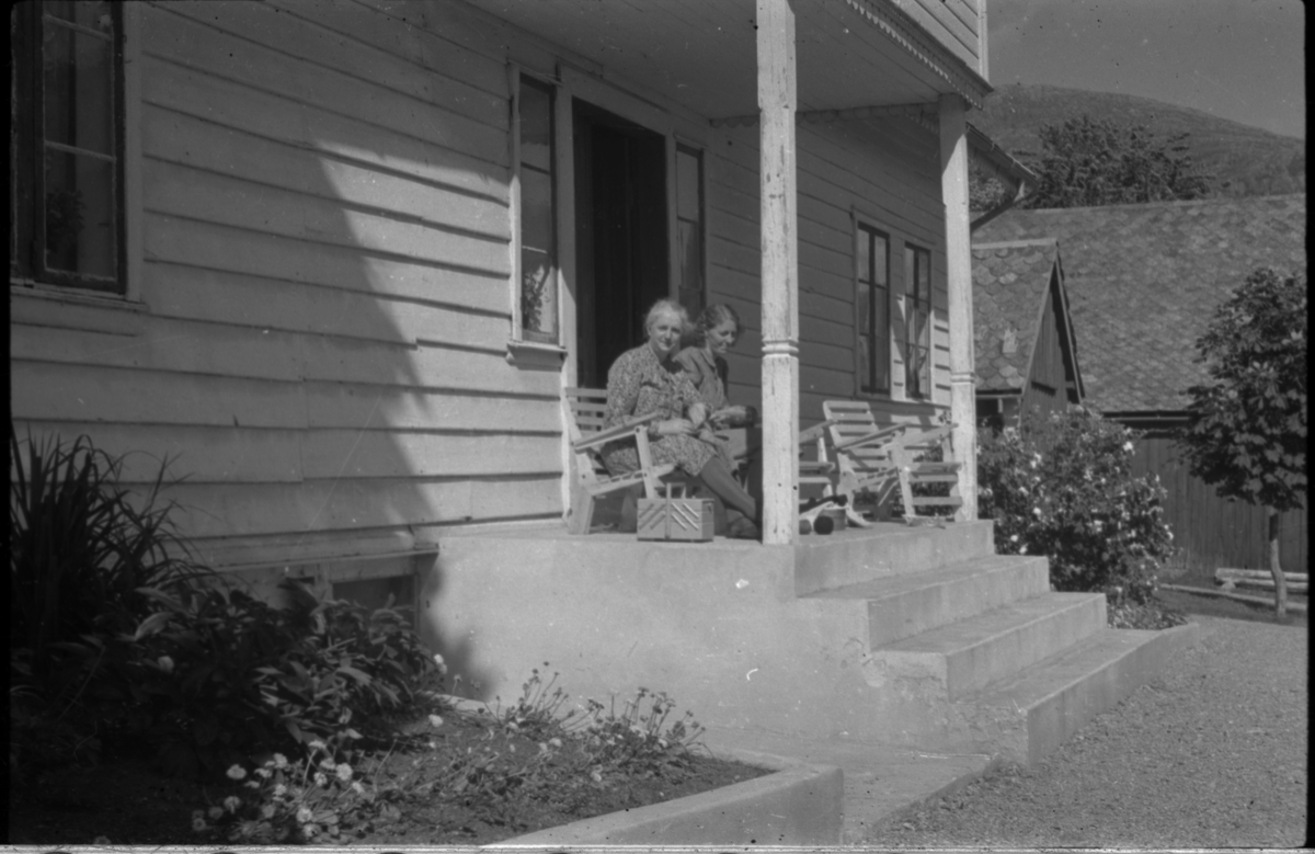 Flere bilder av landskapet, stratigrafi og gårder på Vadla ved Jøsenfjorden. Det er også bilder av folk på Vadla, blant annet Frida Johannessen på bilde nr. 2, 30, 31, 34 og sammen med Paul Johannessen på bilde nr. 35.