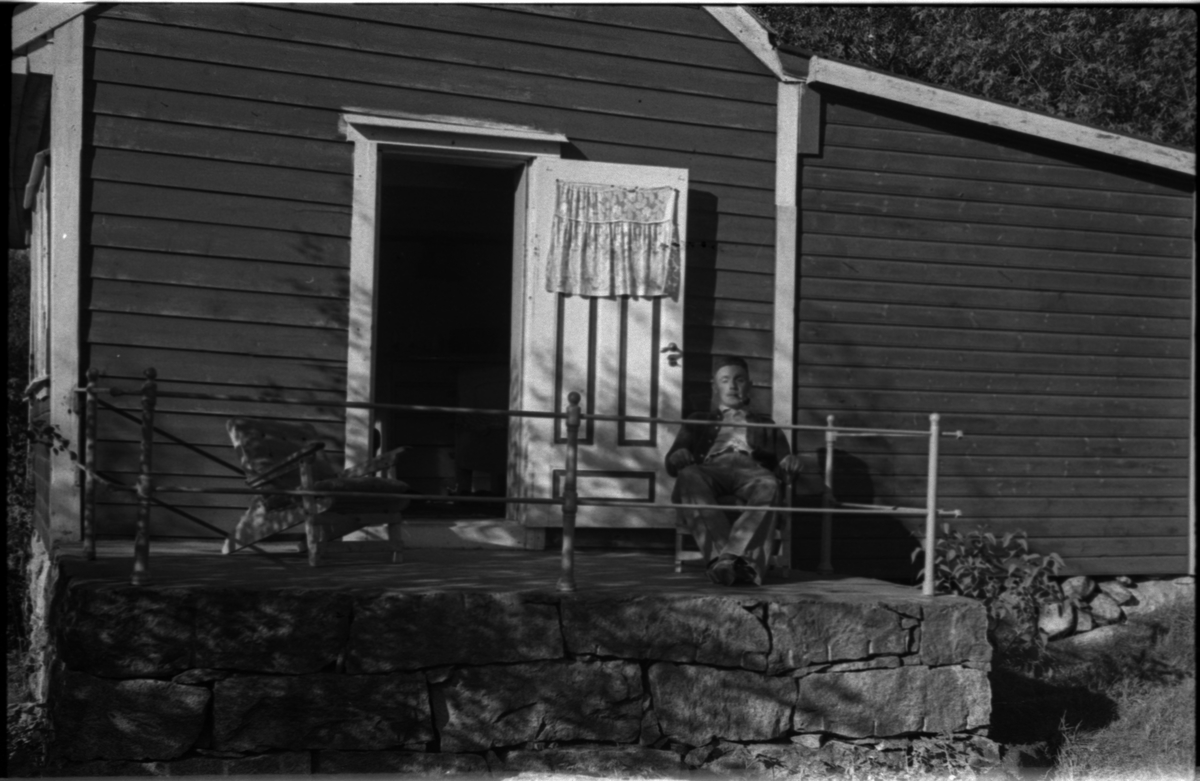 Bilder av skuringsstriper i bergene ved Vadla i Jøsenfjorden (bilde 1-4), Aslaug Skjold fra Sauda (bilde 5), Frida og Paul Johannessen på tur ved Indre Eidane i Jøsenfjorden (bilde 6-13), gården Vadla, ved Jøsenfjorden (bilde 14), Espedalen og Helle ved Høgsfjorden (bilde 15-17), en mann, muligens Erik Nesheim, som sitter utenfor hytta si på Helle (bilde 18-19) og sandtak på Vadla og sandterasse ved Ørekvam, nord for Vadla.