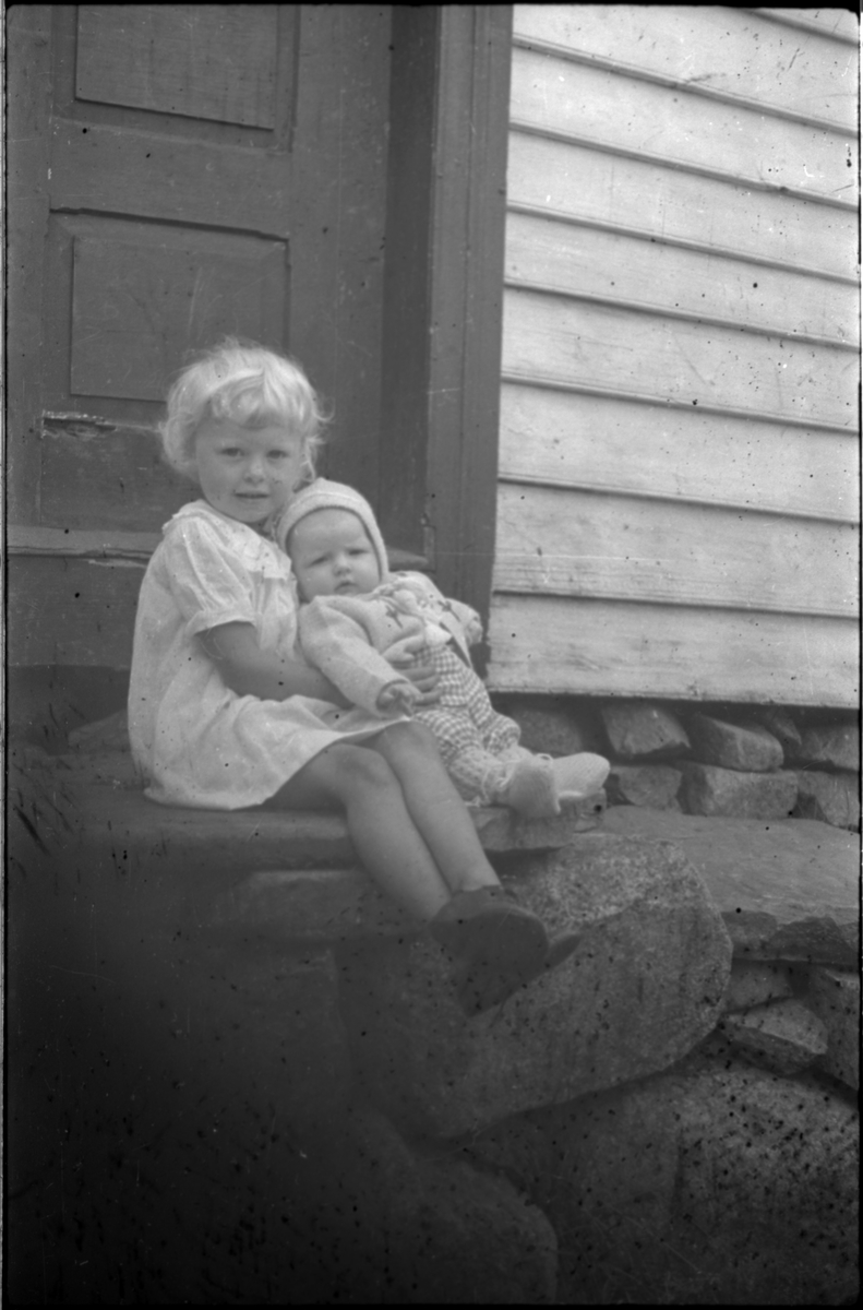 Flere bilder av landskapet, stratigrafi og gårder på Vadla ved Jøsenfjorden. Det er også bilder av folk på Vadla, blant annet Frida Johannessen på bilde nr. 2, 30, 31, 34 og sammen med Paul Johannessen på bilde nr. 35.