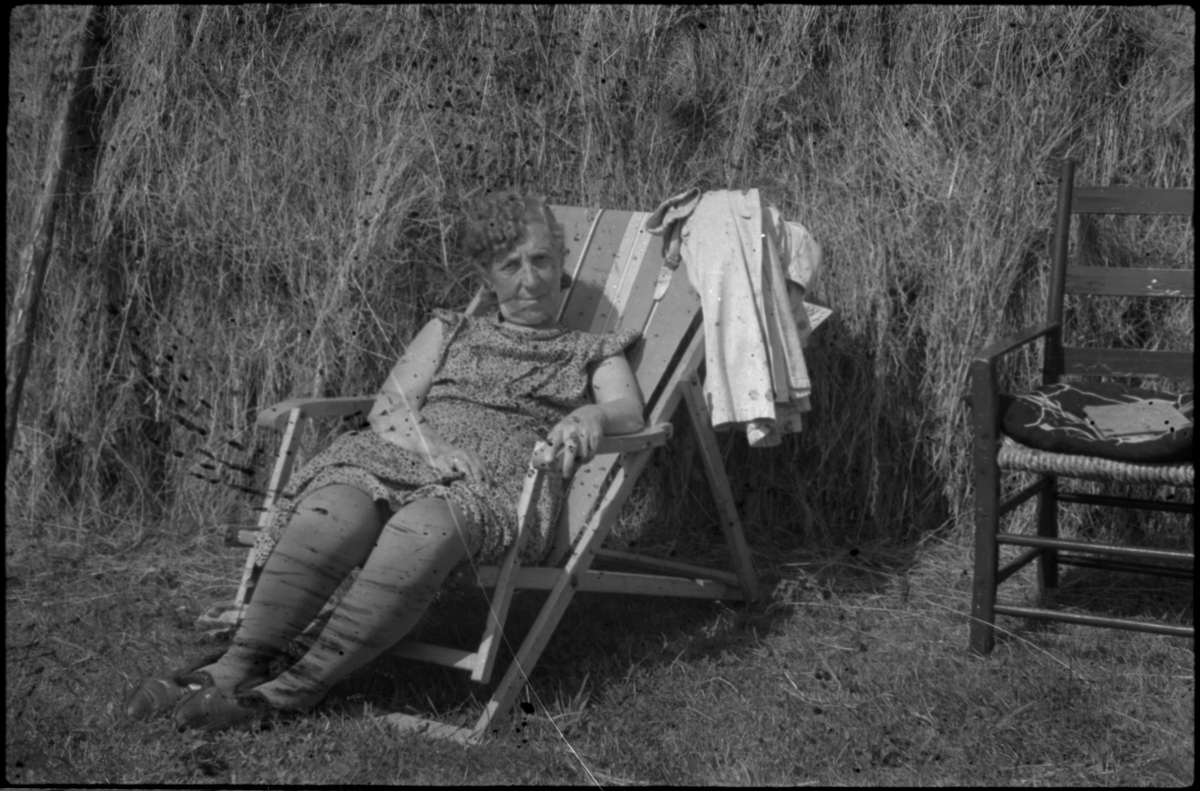 Flere bilder av landskapet, stratigrafi og gårder på Vadla ved Jøsenfjorden. Det er også bilder av folk på Vadla, blant annet Frida Johannessen på bilde nr. 2, 30, 31, 34 og sammen med Paul Johannessen på bilde nr. 35.