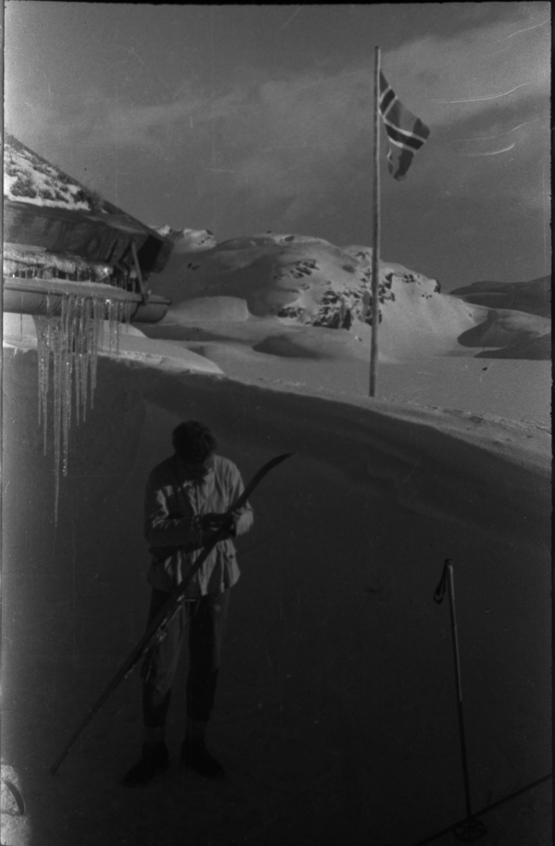 Bilder fra en påskeskitur til Stranddalen turisthytte i Suldal. Det er bilder av landskapet med turgåere, av folk som smører ski utenfor turisthytta og av et stort turfølge som tar pause i snøen.
