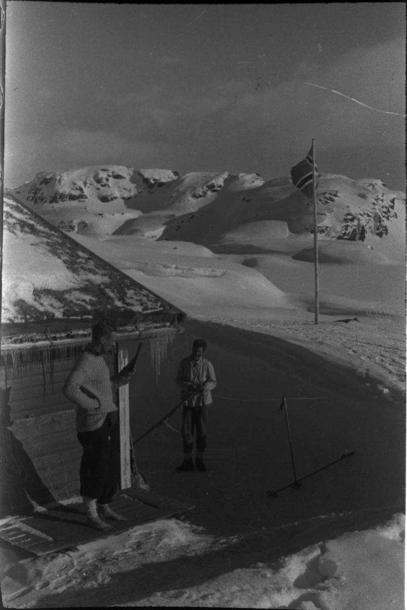 Bilder fra en påskeskitur til Stranddalen turisthytte i Suldal. Det er bilder av landskapet med turgåere, av folk som smører ski utenfor turisthytta og av et stort turfølge som tar pause i snøen.