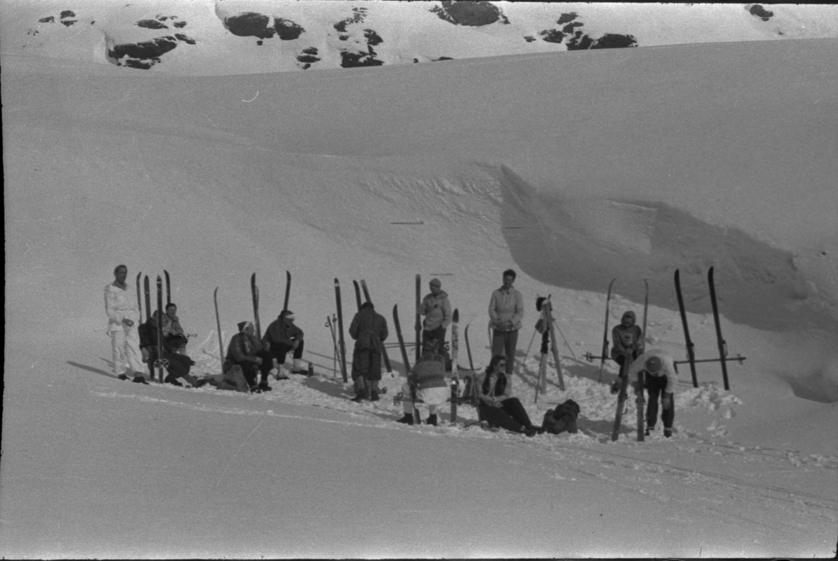Bilder fra en påskeskitur til Stranddalen turisthytte i Suldal. Det er bilder av landskapet med turgåere, av folk som smører ski utenfor turisthytta og av et stort turfølge som tar pause i snøen.