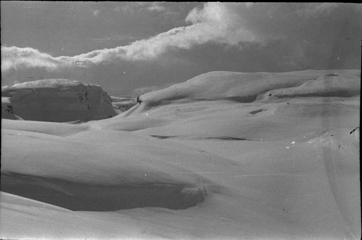 Bilder fra en påskeskitur til Stranddalen turisthytte i Suldal. Det er bilder av landskapet med turgåere, av folk som smører ski utenfor turisthytta og av et stort turfølge som tar pause i snøen.