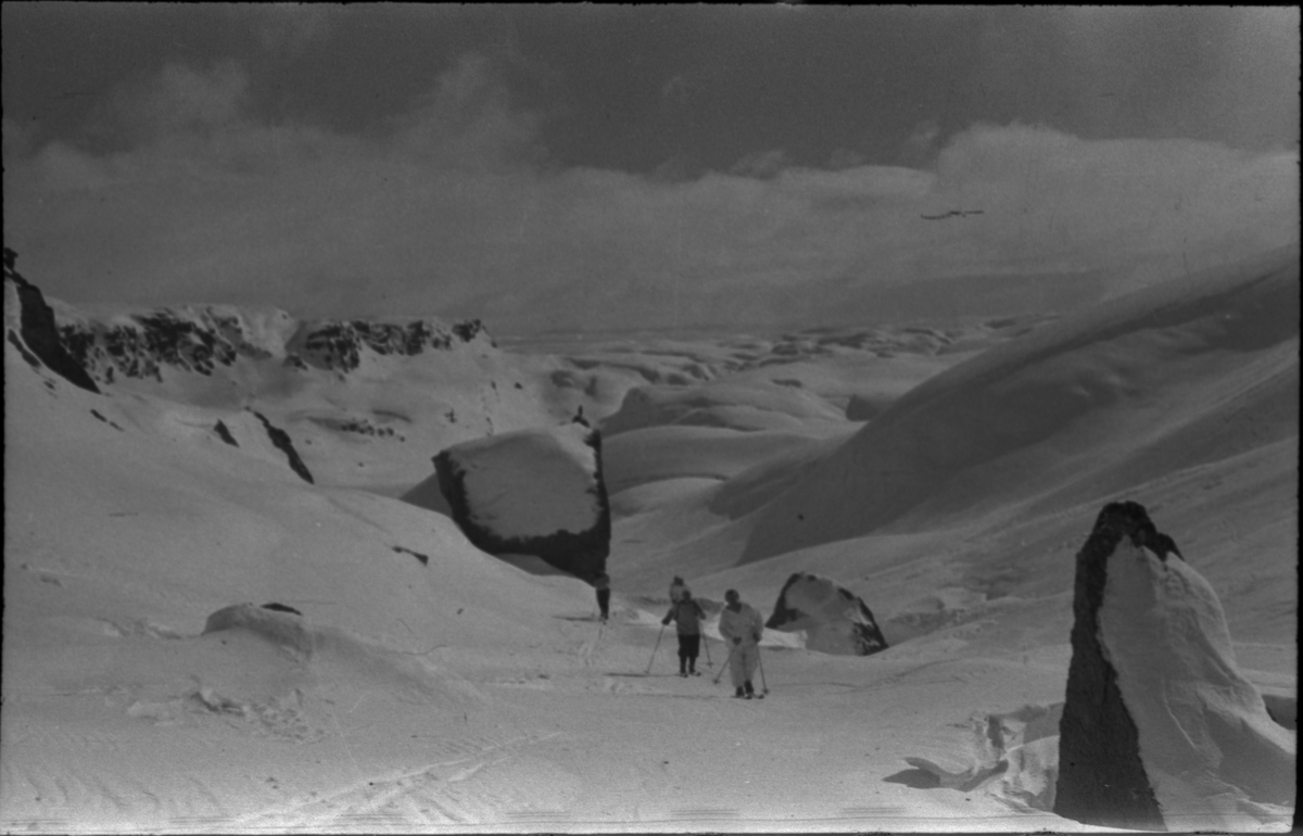 Bilder fra en påskeskitur til Stranddalen turisthytte i Suldal. Det er bilder av landskapet med turgåere, av folk som smører ski utenfor turisthytta og av et stort turfølge som tar pause i snøen.
