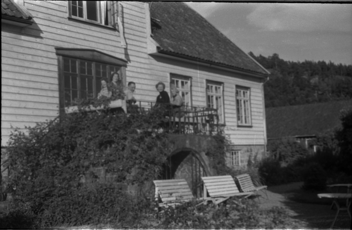 Bilder fra turer til Hogganvik, Vikedal, Hardanger, Bergen, Hafrsfjord, Hovda gård og Trelaneset ved Sola. Frida Johannessen spiser bær fra en grein (bilde 1-2). Bilde nr. 3 er av Yrkjefjorden sett fra Hogganvik i Vindafjord kommune. Det er flere bilder av Hogganvik med folk på verandaen på "Lars Hertevigs hus", i hagen og ved den såkalte "St. Hans-stranda" nedenfor (bilde nr. 4-13). Bilde nr. 17 er tatt foran Vikedal gjestgiveri. Bilde 27-30 ser ut til å være fra innerst i Hafrsfjord fra Sørnesvågen og Grannesvågen, nordøst for Sola flyplass.