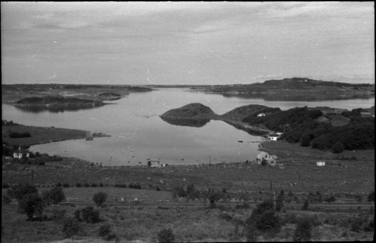 Bilder fra turer til Hogganvik, Vikedal, Hardanger, Bergen, Hafrsfjord, Hovda gård og Trelaneset ved Sola. Frida Johannessen spiser bær fra en grein (bilde 1-2). Bilde nr. 3 er av Yrkjefjorden sett fra Hogganvik i Vindafjord kommune. Det er flere bilder av Hogganvik med folk på verandaen på "Lars Hertevigs hus", i hagen og ved den såkalte "St. Hans-stranda" nedenfor (bilde nr. 4-13). Bilde nr. 17 er tatt foran Vikedal gjestgiveri. Bilde 27-30 ser ut til å være fra innerst i Hafrsfjord fra Sørnesvågen og Grannesvågen, nordøst for Sola flyplass.