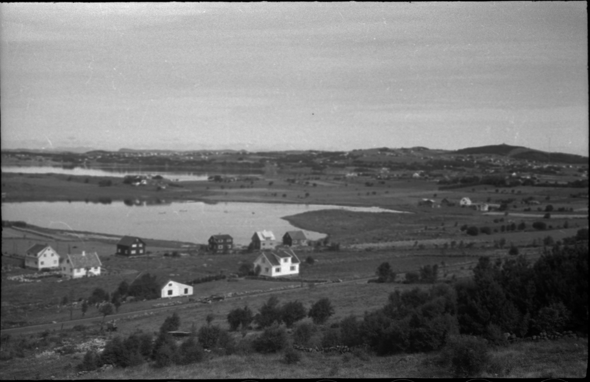 Bilder fra turer til Hogganvik, Vikedal, Hardanger, Bergen, Hafrsfjord, Hovda gård og Trelaneset ved Sola. Frida Johannessen spiser bær fra en grein (bilde 1-2). Bilde nr. 3 er av Yrkjefjorden sett fra Hogganvik i Vindafjord kommune. Det er flere bilder av Hogganvik med folk på verandaen på "Lars Hertevigs hus", i hagen og ved den såkalte "St. Hans-stranda" nedenfor (bilde nr. 4-13). Bilde nr. 17 er tatt foran Vikedal gjestgiveri. Bilde 27-30 ser ut til å være fra innerst i Hafrsfjord fra Sørnesvågen og Grannesvågen, nordøst for Sola flyplass.