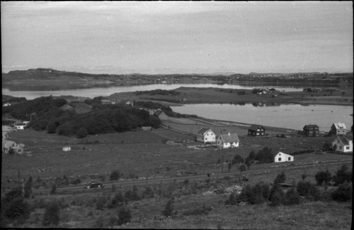 Bilder fra turer til Hogganvik, Vikedal, Hardanger, Bergen, Hafrsfjord, Hovda gård og Trelaneset ved Sola. Frida Johannessen spiser bær fra en grein (bilde 1-2). Bilde nr. 3 er av Yrkjefjorden sett fra Hogganvik i Vindafjord kommune. Det er flere bilder av Hogganvik med folk på verandaen på "Lars Hertevigs hus", i hagen og ved den såkalte "St. Hans-stranda" nedenfor (bilde nr. 4-13). Bilde nr. 17 er tatt foran Vikedal gjestgiveri. Bilde 27-30 ser ut til å være fra innerst i Hafrsfjord fra Sørnesvågen og Grannesvågen, nordøst for Sola flyplass.