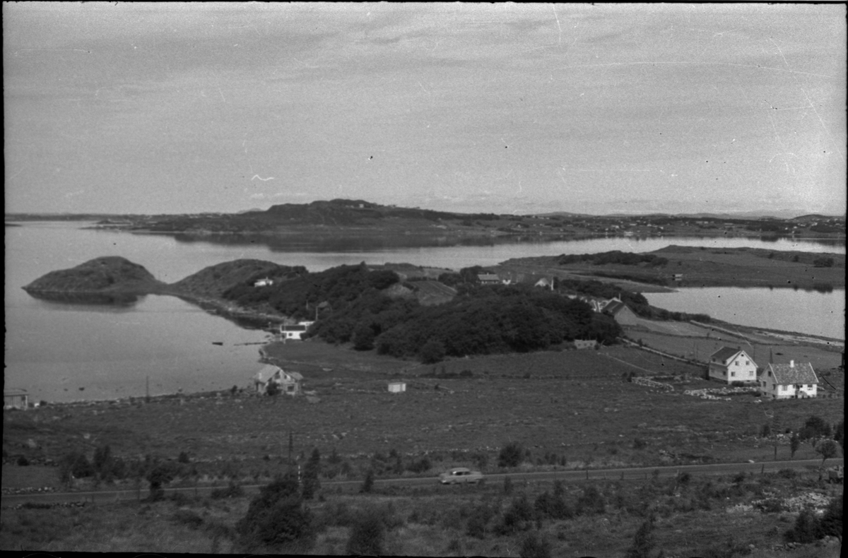 Bilder fra turer til Hogganvik, Vikedal, Hardanger, Bergen, Hafrsfjord, Hovda gård og Trelaneset ved Sola. Frida Johannessen spiser bær fra en grein (bilde 1-2). Bilde nr. 3 er av Yrkjefjorden sett fra Hogganvik i Vindafjord kommune. Det er flere bilder av Hogganvik med folk på verandaen på "Lars Hertevigs hus", i hagen og ved den såkalte "St. Hans-stranda" nedenfor (bilde nr. 4-13). Bilde nr. 17 er tatt foran Vikedal gjestgiveri. Bilde 27-30 ser ut til å være fra innerst i Hafrsfjord fra Sørnesvågen og Grannesvågen, nordøst for Sola flyplass.