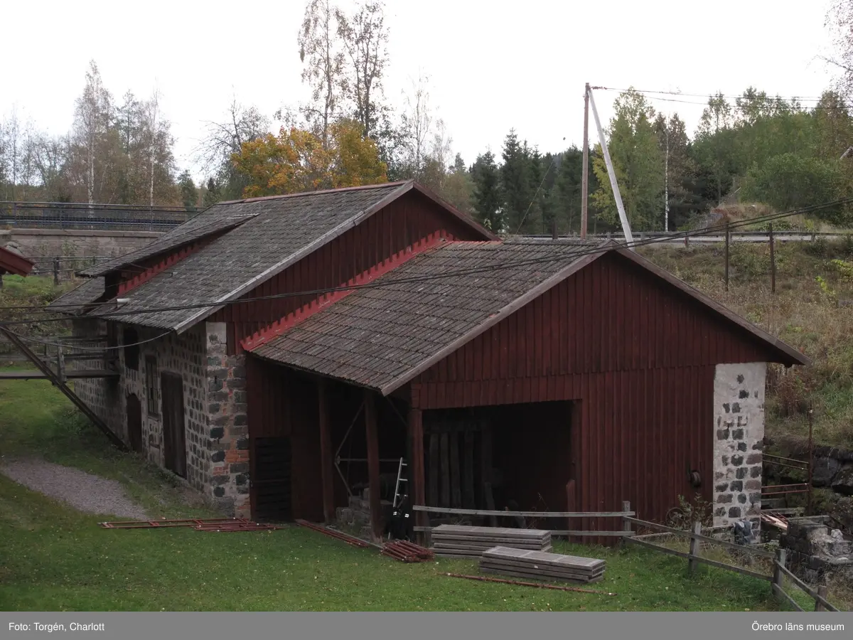 Motiv: Arbeten vid Granbergsdals hytta

1: Masugnsbyggnaden. Många fönsterrutor var trasiga.
2: Granbergsdals hytta
3: Slaggstampsbyggnaden med turbinhuset bakom. Taket på slaggstampshuset behövde läggas om. 
4: Rötskadad bjälke i väggbandet, rostugnsbygganden.
5: Slaggstampsbyggnaden och turbinhuset efter åtgärder.
6-7: Stolpen på slaggstampsdelen var kraftigt rötskadad, efter åtgärder.
8-9: Vattenrännan som rinner under turbinhuset fick grävas om något då vattnet orsakade rötskador på byggnaden. De rötskadade stolparna stampades upp med träklossar.
10-11: Fönstren på turbinhuset efter åtgärder. Bild nr 11visar en lagning av bågen. Den nya träbiten är fastpluggad med träplugg. 
12-13: Masugnsbyggnaden efter att fönstren åtgärdats. 
14-15: Fönster på labbit efter åtgärder. Här sattes en båge tillbaka som var urplockad.
Det gula ”glaset” utgörs av makrolonglas. 
Bild nr 14 visar lagning av en spröjs.
16: En ny bjälke har bultats fast i konstruktionen för att stärka densamma. 
17: Konstruktionen på mellanvåningen har stärkts upp med en horisontell bjälke. 
18: Hyttboa efter åtgärder. 

Objekt: Granbergsdals hytta
Ort: Granbergsdal
Gata/kvarter/fastighet: 
Stad: 
Socken: Karlskoga socken
Kommun: Karlskoga kommun
Län: T
År: 2015

Foto:	1-18: Charlott Torgén, Örebro läns museum
