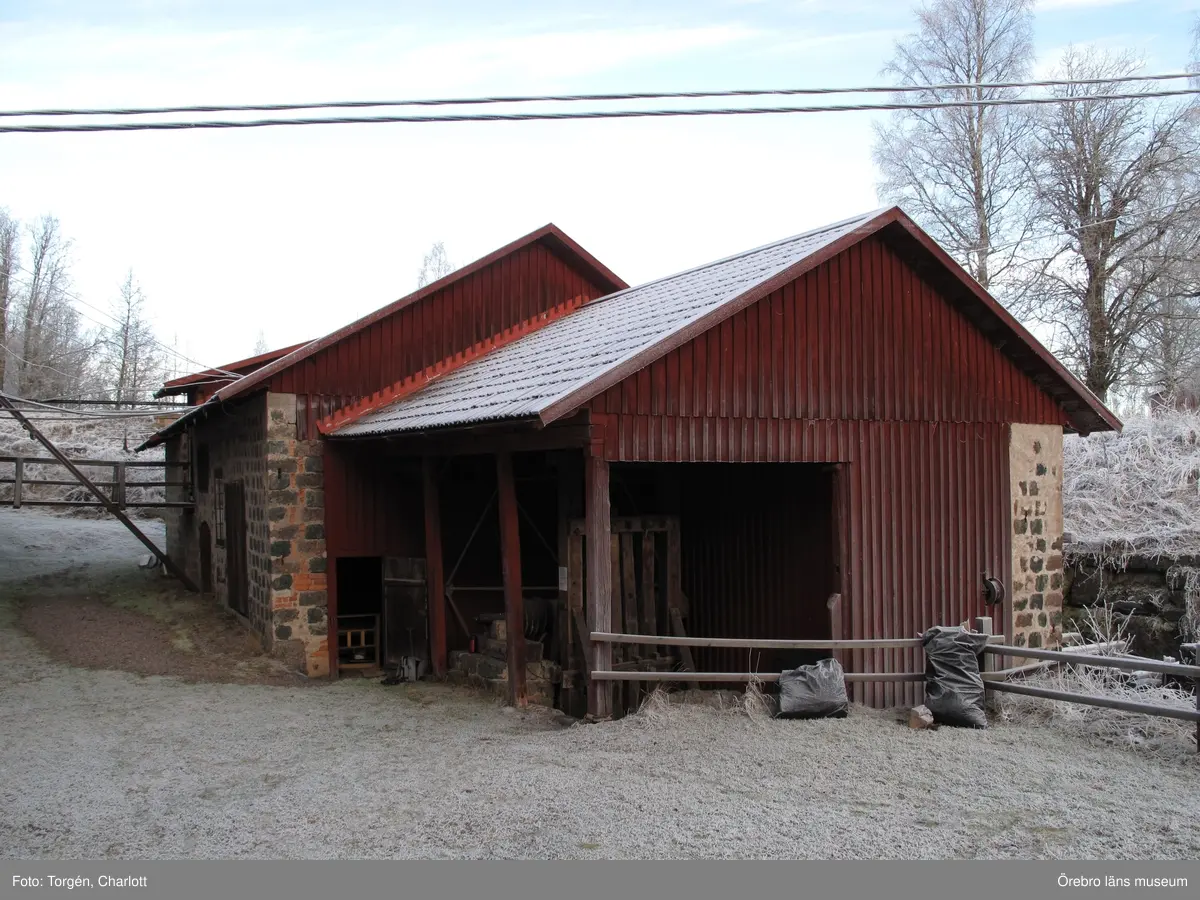 Motiv: Arbeten vid Granbergsdals hytta

1: Masugnsbyggnaden. Många fönsterrutor var trasiga.
2: Granbergsdals hytta
3: Slaggstampsbyggnaden med turbinhuset bakom. Taket på slaggstampshuset behövde läggas om. 
4: Rötskadad bjälke i väggbandet, rostugnsbygganden.
5: Slaggstampsbyggnaden och turbinhuset efter åtgärder.
6-7: Stolpen på slaggstampsdelen var kraftigt rötskadad, efter åtgärder.
8-9: Vattenrännan som rinner under turbinhuset fick grävas om något då vattnet orsakade rötskador på byggnaden. De rötskadade stolparna stampades upp med träklossar.
10-11: Fönstren på turbinhuset efter åtgärder. Bild nr 11visar en lagning av bågen. Den nya träbiten är fastpluggad med träplugg. 
12-13: Masugnsbyggnaden efter att fönstren åtgärdats. 
14-15: Fönster på labbit efter åtgärder. Här sattes en båge tillbaka som var urplockad.
Det gula ”glaset” utgörs av makrolonglas. 
Bild nr 14 visar lagning av en spröjs.
16: En ny bjälke har bultats fast i konstruktionen för att stärka densamma. 
17: Konstruktionen på mellanvåningen har stärkts upp med en horisontell bjälke. 
18: Hyttboa efter åtgärder. 

Objekt: Granbergsdals hytta
Ort: Granbergsdal
Gata/kvarter/fastighet: 
Stad: 
Socken: Karlskoga socken
Kommun: Karlskoga kommun
Län: T
År: 2015

Foto:	1-18: Charlott Torgén, Örebro läns museum