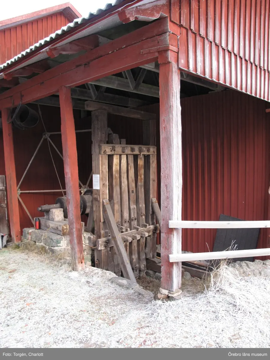Motiv: Arbeten vid Granbergsdals hytta

1: Masugnsbyggnaden. Många fönsterrutor var trasiga.
2: Granbergsdals hytta
3: Slaggstampsbyggnaden med turbinhuset bakom. Taket på slaggstampshuset behövde läggas om. 
4: Rötskadad bjälke i väggbandet, rostugnsbygganden.
5: Slaggstampsbyggnaden och turbinhuset efter åtgärder.
6-7: Stolpen på slaggstampsdelen var kraftigt rötskadad, efter åtgärder.
8-9: Vattenrännan som rinner under turbinhuset fick grävas om något då vattnet orsakade rötskador på byggnaden. De rötskadade stolparna stampades upp med träklossar.
10-11: Fönstren på turbinhuset efter åtgärder. Bild nr 11visar en lagning av bågen. Den nya träbiten är fastpluggad med träplugg. 
12-13: Masugnsbyggnaden efter att fönstren åtgärdats. 
14-15: Fönster på labbit efter åtgärder. Här sattes en båge tillbaka som var urplockad.
Det gula ”glaset” utgörs av makrolonglas. 
Bild nr 14 visar lagning av en spröjs.
16: En ny bjälke har bultats fast i konstruktionen för att stärka densamma. 
17: Konstruktionen på mellanvåningen har stärkts upp med en horisontell bjälke. 
18: Hyttboa efter åtgärder. 

Objekt: Granbergsdals hytta
Ort: Granbergsdal
Gata/kvarter/fastighet: 
Stad: 
Socken: Karlskoga socken
Kommun: Karlskoga kommun
Län: T
År: 2015

Foto:	1-18: Charlott Torgén, Örebro läns museum