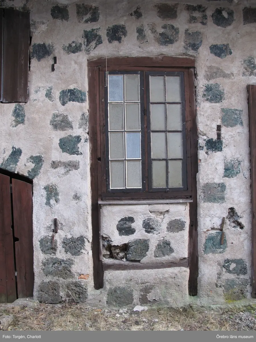 Motiv: Arbeten vid Granbergsdals hytta

1: Masugnsbyggnaden. Många fönsterrutor var trasiga.
2: Granbergsdals hytta
3: Slaggstampsbyggnaden med turbinhuset bakom. Taket på slaggstampshuset behövde läggas om. 
4: Rötskadad bjälke i väggbandet, rostugnsbygganden.
5: Slaggstampsbyggnaden och turbinhuset efter åtgärder.
6-7: Stolpen på slaggstampsdelen var kraftigt rötskadad, efter åtgärder.
8-9: Vattenrännan som rinner under turbinhuset fick grävas om något då vattnet orsakade rötskador på byggnaden. De rötskadade stolparna stampades upp med träklossar.
10-11: Fönstren på turbinhuset efter åtgärder. Bild nr 11visar en lagning av bågen. Den nya träbiten är fastpluggad med träplugg. 
12-13: Masugnsbyggnaden efter att fönstren åtgärdats. 
14-15: Fönster på labbit efter åtgärder. Här sattes en båge tillbaka som var urplockad.
Det gula ”glaset” utgörs av makrolonglas. 
Bild nr 14 visar lagning av en spröjs.
16: En ny bjälke har bultats fast i konstruktionen för att stärka densamma. 
17: Konstruktionen på mellanvåningen har stärkts upp med en horisontell bjälke. 
18: Hyttboa efter åtgärder. 

Objekt: Granbergsdals hytta
Ort: Granbergsdal
Gata/kvarter/fastighet: 
Stad: 
Socken: Karlskoga socken
Kommun: Karlskoga kommun
Län: T
År: 2015

Foto:	1-18: Charlott Torgén, Örebro läns museum