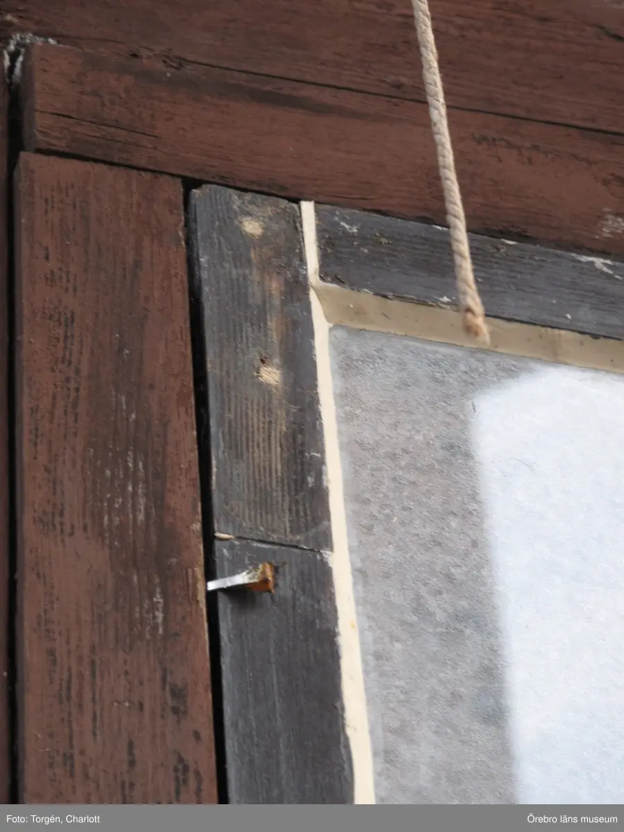 Motiv: Arbeten vid Granbergsdals hytta

1: Masugnsbyggnaden. Många fönsterrutor var trasiga.
2: Granbergsdals hytta
3: Slaggstampsbyggnaden med turbinhuset bakom. Taket på slaggstampshuset behövde läggas om. 
4: Rötskadad bjälke i väggbandet, rostugnsbygganden.
5: Slaggstampsbyggnaden och turbinhuset efter åtgärder.
6-7: Stolpen på slaggstampsdelen var kraftigt rötskadad, efter åtgärder.
8-9: Vattenrännan som rinner under turbinhuset fick grävas om något då vattnet orsakade rötskador på byggnaden. De rötskadade stolparna stampades upp med träklossar.
10-11: Fönstren på turbinhuset efter åtgärder. Bild nr 11visar en lagning av bågen. Den nya träbiten är fastpluggad med träplugg. 
12-13: Masugnsbyggnaden efter att fönstren åtgärdats. 
14-15: Fönster på labbit efter åtgärder. Här sattes en båge tillbaka som var urplockad.
Det gula ”glaset” utgörs av makrolonglas. 
Bild nr 14 visar lagning av en spröjs.
16: En ny bjälke har bultats fast i konstruktionen för att stärka densamma. 
17: Konstruktionen på mellanvåningen har stärkts upp med en horisontell bjälke. 
18: Hyttboa efter åtgärder. 

Objekt: Granbergsdals hytta
Ort: Granbergsdal
Gata/kvarter/fastighet: 
Stad: 
Socken: Karlskoga socken
Kommun: Karlskoga kommun
Län: T
År: 2015

Foto:	1-18: Charlott Torgén, Örebro läns museum