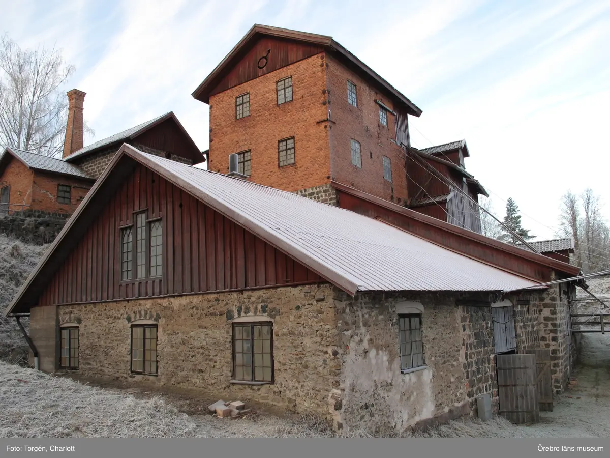 Motiv: Arbeten vid Granbergsdals hytta

1: Masugnsbyggnaden. Många fönsterrutor var trasiga.
2: Granbergsdals hytta
3: Slaggstampsbyggnaden med turbinhuset bakom. Taket på slaggstampshuset behövde läggas om. 
4: Rötskadad bjälke i väggbandet, rostugnsbygganden.
5: Slaggstampsbyggnaden och turbinhuset efter åtgärder.
6-7: Stolpen på slaggstampsdelen var kraftigt rötskadad, efter åtgärder.
8-9: Vattenrännan som rinner under turbinhuset fick grävas om något då vattnet orsakade rötskador på byggnaden. De rötskadade stolparna stampades upp med träklossar.
10-11: Fönstren på turbinhuset efter åtgärder. Bild nr 11visar en lagning av bågen. Den nya träbiten är fastpluggad med träplugg. 
12-13: Masugnsbyggnaden efter att fönstren åtgärdats. 
14-15: Fönster på labbit efter åtgärder. Här sattes en båge tillbaka som var urplockad.
Det gula ”glaset” utgörs av makrolonglas. 
Bild nr 14 visar lagning av en spröjs.
16: En ny bjälke har bultats fast i konstruktionen för att stärka densamma. 
17: Konstruktionen på mellanvåningen har stärkts upp med en horisontell bjälke. 
18: Hyttboa efter åtgärder. 

Objekt: Granbergsdals hytta
Ort: Granbergsdal
Gata/kvarter/fastighet: 
Stad: 
Socken: Karlskoga socken
Kommun: Karlskoga kommun
Län: T
År: 2015

Foto:	1-18: Charlott Torgén, Örebro läns museum