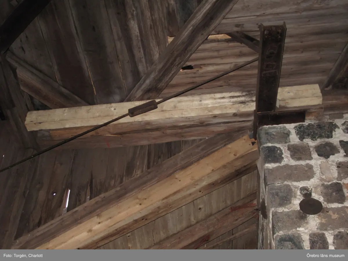 Motiv: Arbeten vid Granbergsdals hytta

1: Masugnsbyggnaden. Många fönsterrutor var trasiga.
2: Granbergsdals hytta
3: Slaggstampsbyggnaden med turbinhuset bakom. Taket på slaggstampshuset behövde läggas om. 
4: Rötskadad bjälke i väggbandet, rostugnsbygganden.
5: Slaggstampsbyggnaden och turbinhuset efter åtgärder.
6-7: Stolpen på slaggstampsdelen var kraftigt rötskadad, efter åtgärder.
8-9: Vattenrännan som rinner under turbinhuset fick grävas om något då vattnet orsakade rötskador på byggnaden. De rötskadade stolparna stampades upp med träklossar.
10-11: Fönstren på turbinhuset efter åtgärder. Bild nr 11visar en lagning av bågen. Den nya träbiten är fastpluggad med träplugg. 
12-13: Masugnsbyggnaden efter att fönstren åtgärdats. 
14-15: Fönster på labbit efter åtgärder. Här sattes en båge tillbaka som var urplockad.
Det gula ”glaset” utgörs av makrolonglas. 
Bild nr 14 visar lagning av en spröjs.
16: En ny bjälke har bultats fast i konstruktionen för att stärka densamma. 
17: Konstruktionen på mellanvåningen har stärkts upp med en horisontell bjälke. 
18: Hyttboa efter åtgärder. 

Objekt: Granbergsdals hytta
Ort: Granbergsdal
Gata/kvarter/fastighet: 
Stad: 
Socken: Karlskoga socken
Kommun: Karlskoga kommun
Län: T
År: 2015

Foto:	1-18: Charlott Torgén, Örebro läns museum