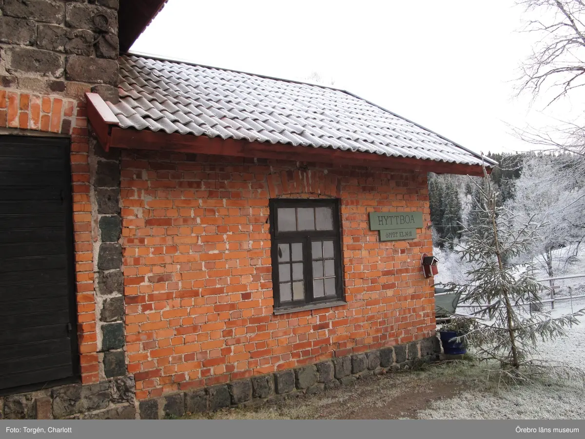 Motiv: Arbeten vid Granbergsdals hytta

1: Masugnsbyggnaden. Många fönsterrutor var trasiga.
2: Granbergsdals hytta
3: Slaggstampsbyggnaden med turbinhuset bakom. Taket på slaggstampshuset behövde läggas om. 
4: Rötskadad bjälke i väggbandet, rostugnsbygganden.
5: Slaggstampsbyggnaden och turbinhuset efter åtgärder.
6-7: Stolpen på slaggstampsdelen var kraftigt rötskadad, efter åtgärder.
8-9: Vattenrännan som rinner under turbinhuset fick grävas om något då vattnet orsakade rötskador på byggnaden. De rötskadade stolparna stampades upp med träklossar.
10-11: Fönstren på turbinhuset efter åtgärder. Bild nr 11visar en lagning av bågen. Den nya träbiten är fastpluggad med träplugg. 
12-13: Masugnsbyggnaden efter att fönstren åtgärdats. 
14-15: Fönster på labbit efter åtgärder. Här sattes en båge tillbaka som var urplockad.
Det gula ”glaset” utgörs av makrolonglas. 
Bild nr 14 visar lagning av en spröjs.
16: En ny bjälke har bultats fast i konstruktionen för att stärka densamma. 
17: Konstruktionen på mellanvåningen har stärkts upp med en horisontell bjälke. 
18: Hyttboa efter åtgärder. 

Objekt: Granbergsdals hytta
Ort: Granbergsdal
Gata/kvarter/fastighet: 
Stad: 
Socken: Karlskoga socken
Kommun: Karlskoga kommun
Län: T
År: 2015

Foto:	1-18: Charlott Torgén, Örebro läns museum