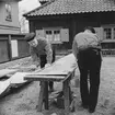 Plåtslageriet på Skansen. Personal. Hantverk. I bakgrunden Petissan.