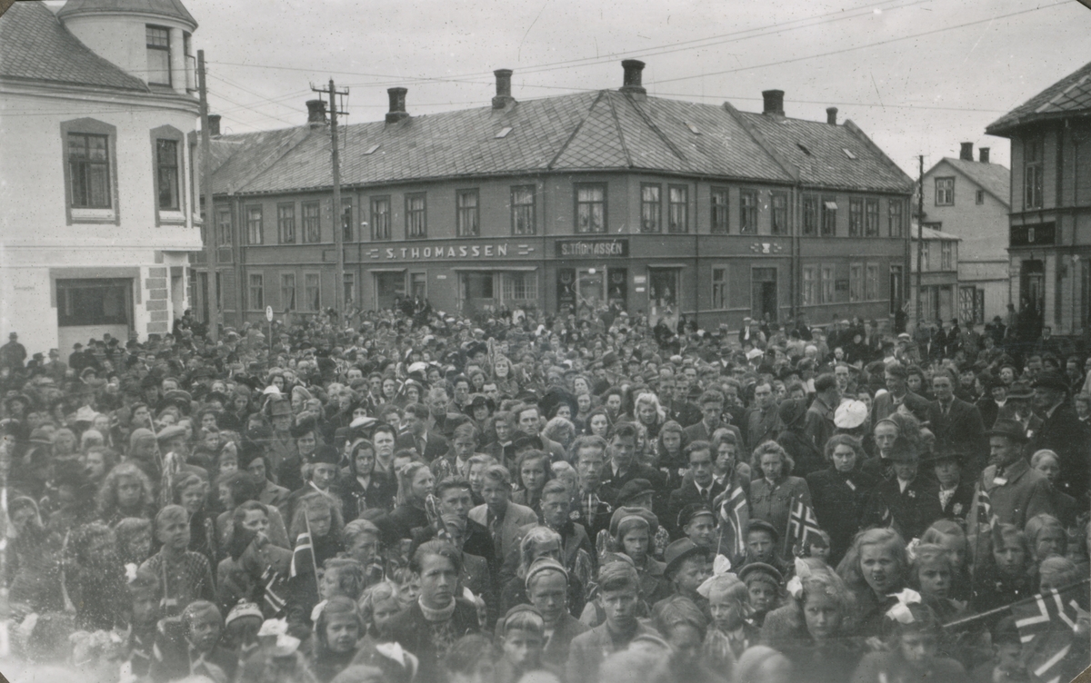 Ei stor folkemengde feirer friheten i Levanger sentrum, 8. mai 1945.