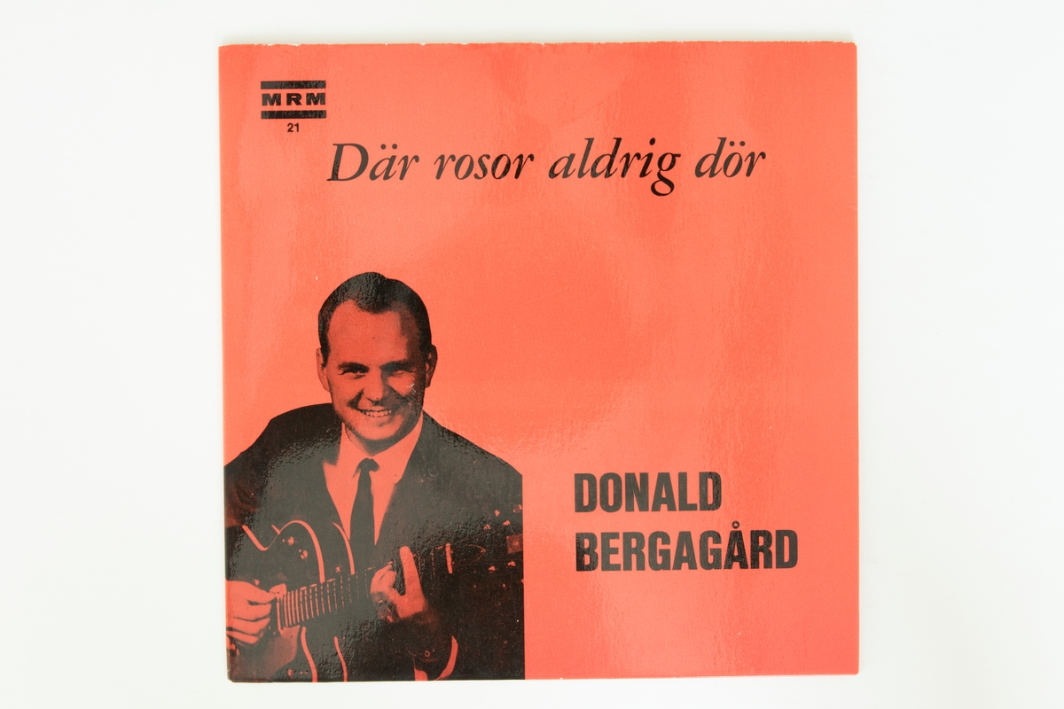 EP-skiva av svart vinyl med röd och vit etikett med tryckt text, i omslag av blankt papper. Omslagets framsida är rött med fotografi av en man som spelar gitarr, och texten: "Där rosor aldrig dör" och "DONALD BERGAGÅRD". På baksidan är sångtexterna tryckta.

JM 55912:1, EP-skiva MRM, Maranata Record Mission, MREP-21

Sida A:
1. Där rosor aldrig dör (Fr. eng. D. Bergagård)
Elise, Jack och Jim
Sång av Donald Bergagård till ensemble
Direktupptagning från möte i Jönköping


Sida B:
1. Mitt hjärtas sång (Stuart Hamblen fr. eng. Lennart Thanner)
Triosång av Donald Bergagård, Curt Peterzén och Roland Lundgren till gitarrer, trummor och el.-orgel
2. Han är allt för mig (Fritt översatt fr. eng. av Donald Bergagård)
Sång av Donald Bergagård till gitarrer, trummor o. dragspel

Text på pappersetiketten:
"ALLA RÄTTIGHETER FÖRBEHÅLLES PRODUCENTEN RESP. ÄGAREN TILL DET INSPELADE VERKET OFFENTLIGT UPPFÖRANDE, RADIOUTSÄNDNING OCH KOPIERING AV DENNA SKIVA UTAN TILLSTÅND FÖRBJUDES"

JM 55912:2, Omslag

"Evangelii Center Tel. 0243/105 95 Borlänge 2"