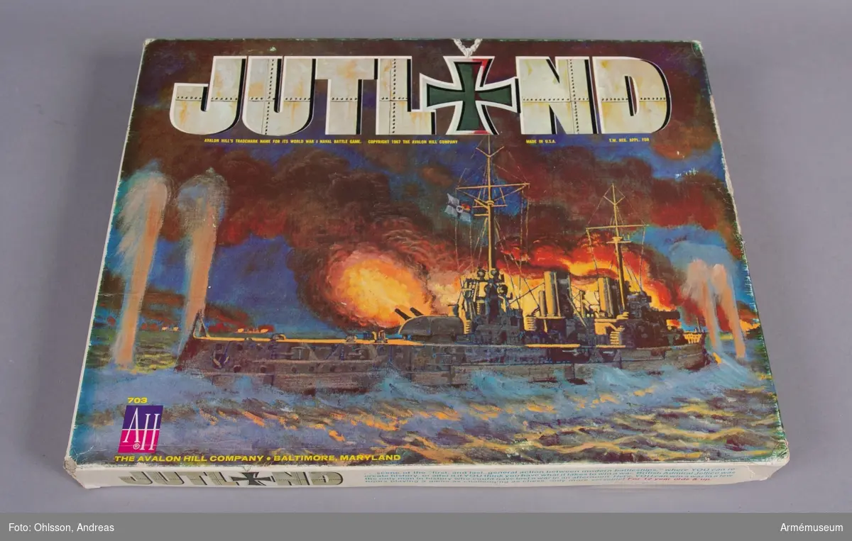 Spelet består av ett block med diverse kartor, diagram och tabeller, ett regelhäfte, cirka 100 rektangulära spelmarkeringar föreställande fartyg, ett tiotal kort avsedda för att mäta effekterna av eldgivning, samt penna och en tärning. Spelet simulerar slaget vid Jutland i Nordsjön 1916.