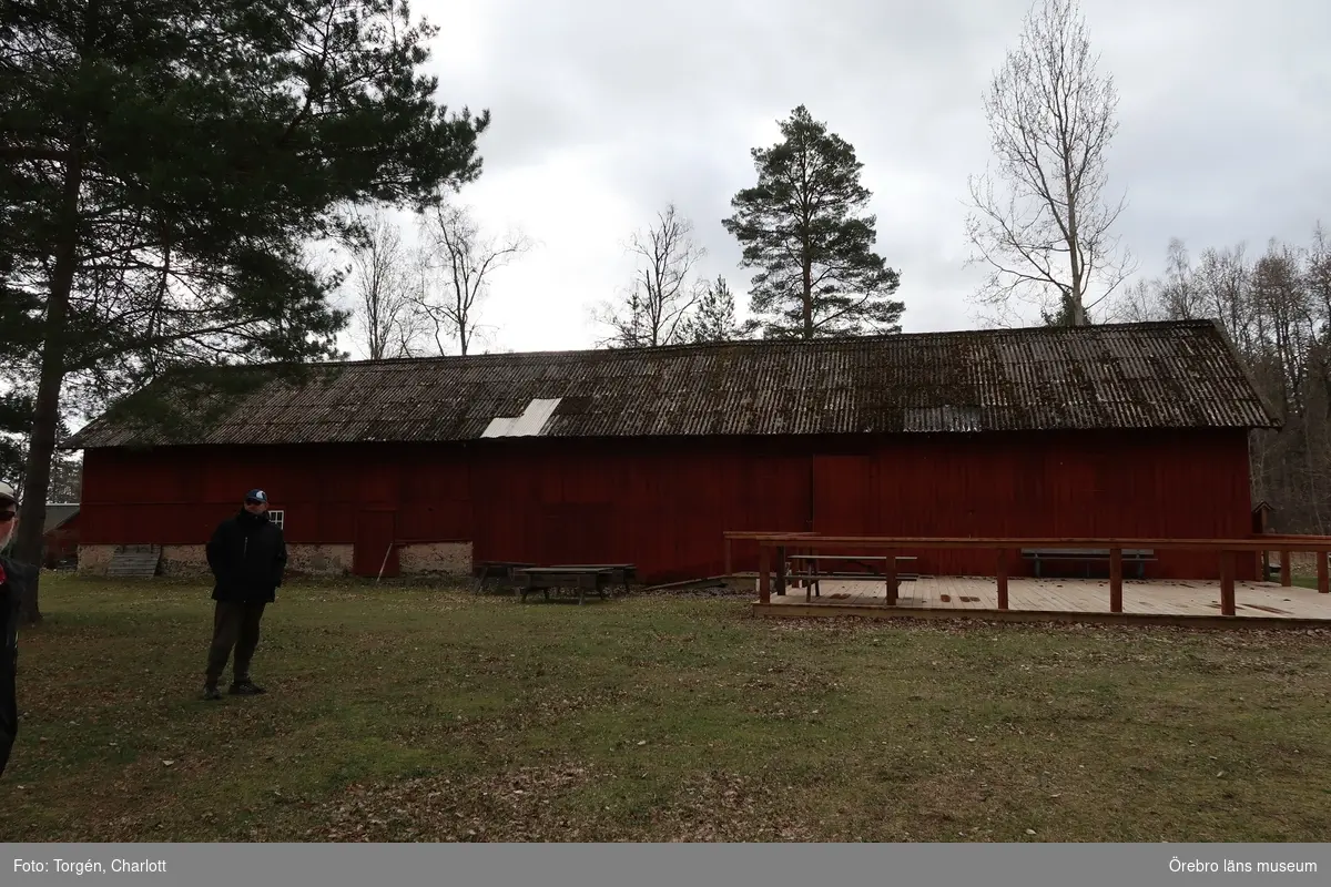 Sågbacken, Mullhyttan, takbyte på ladugården.

1: Läkt och reglar som Mullhyttans Bygdeförening själva sågat upp.
2-5: Ladugården före åtgärd. Eterniten är trasig men undertaket av spån är i mycket gott skick utan större rötskador.
6-7: Ny läkt och reglar. Takfallen riktas för att plåten ska kunna sluta tätt.
8-11: Ladugården efter att ny sinuskorrugerad plåt lagts.

Objekt: Ladugården på Sågbacken
Ort: Mullhyttan
Gata/kvarter/fastighet:
Stad: 
Socken: Kvistbro socken
Kommun: Lekebergs kommun
Län: T
År: 2018

Foto:	1-11: Charlott Torgén, Örebro läns museum